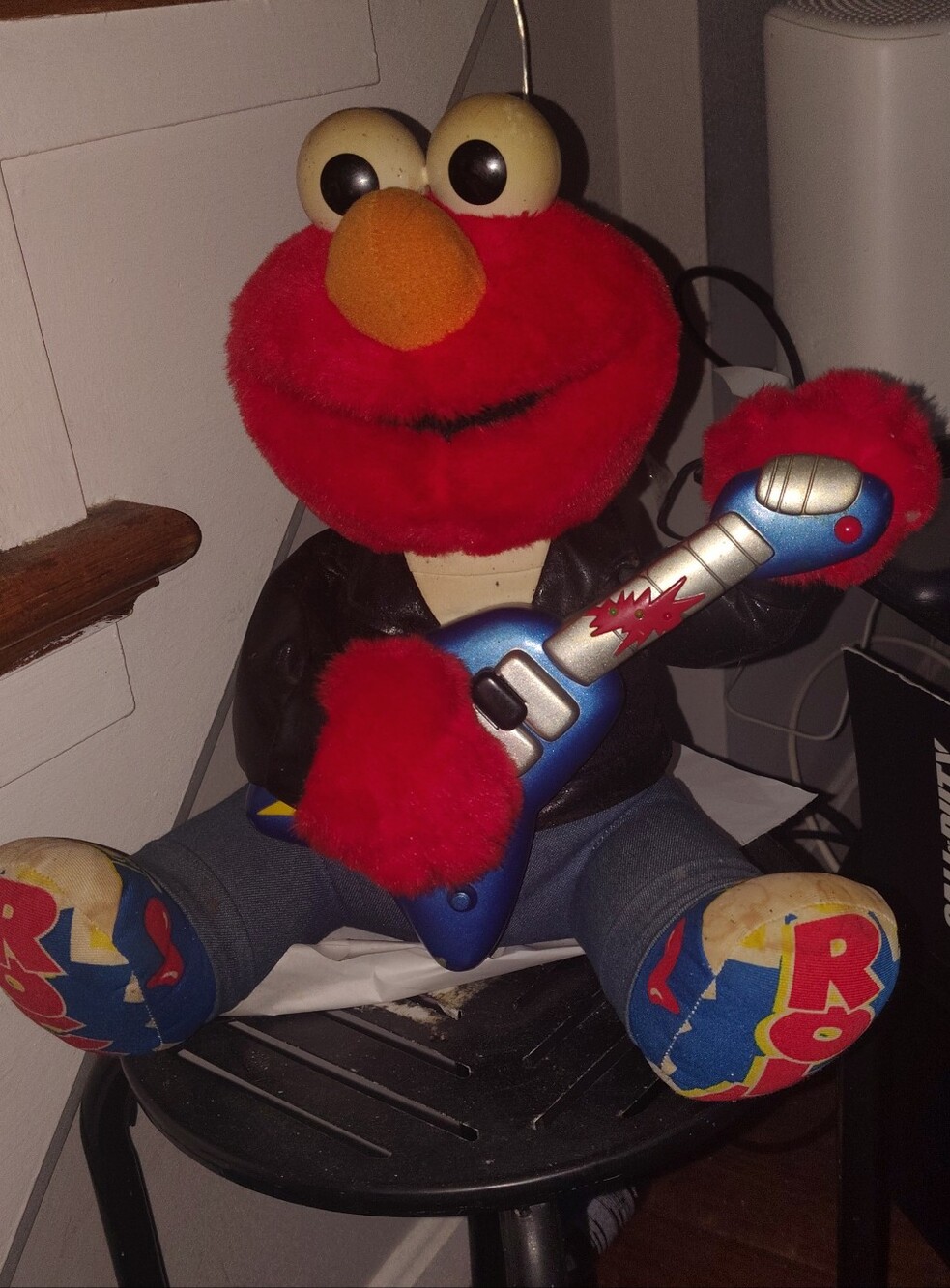 Tyco Rock N Roll Elmo Plush Toy with Guitar Plays Music Sings Lights Shakes 13”